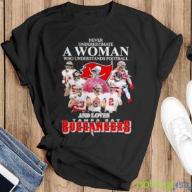 Never Underestimate A Woman Who Understands Football And Loves Tampa Bay Buccaneers Shirt - Men Black Hoodie